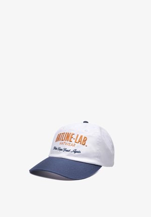 Hvit baseballcaps med marineblå brem, brodert med "HATLINE-LAB. HATWEAR" i oransje og "Make Caps Great Again" i marineblå kursiv.
