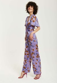 Liquorish FLORAL WIDE LEG WITH  SLEEVES - Jumpsuit - purple