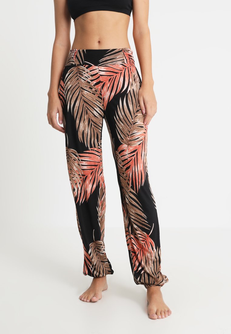 Schwarze Hose mit einem tropischen Palmblattmuster in Orangetönen und Beige, mit lockerem Schnitt und elastischem Bund. Glattes, leichtes Material.