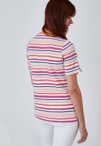 Camisa de manga corta a rayas con rayas en rosa, blanco y marino, hecha de una tela suave. Presenta un corte relajado con cuello redondo.