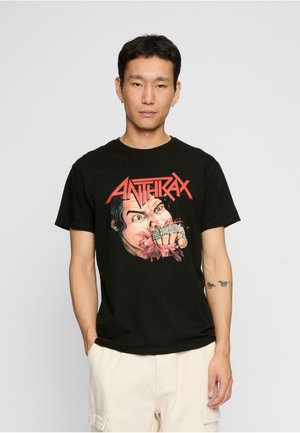 Zwarte katoenen t-shirt met een grafisch ontwerp waarin de tekst "ANTHRAX" in het rood staat, evenals een gedetailleerde illustratie van een gezicht en hand.