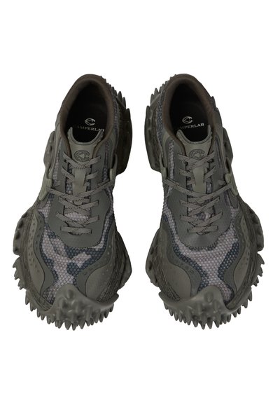 Dunkelgraue, strukturierte Sneaker mit robusten, gezackten Sohlen und Schnürung an der Vorderseite, von oben betrachtet.