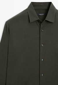Donkergroene button-up shirt met lange mouwen, op maat gemaakte kraag en zes knopen, met een gladde textuur en zachte stof.