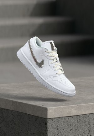 Jordan, AIR JORDAN 1 LOW SE - Tossud - white/metallic silver-coloured
