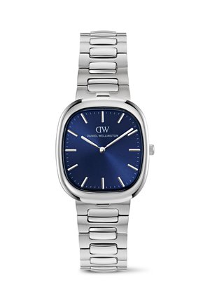 Reloj de pulsera cuadrado de metal plateado con esfera azul, marcadores horarios plateados y tres agujas finas que indican las 10:09:08.