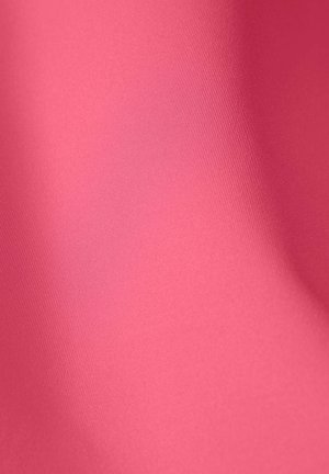 Glattes, leuchtend pinkes Stoff mit einer dezenten diagonalen Rippenstruktur und sanften Falten, die weiche Schatten erzeugen.