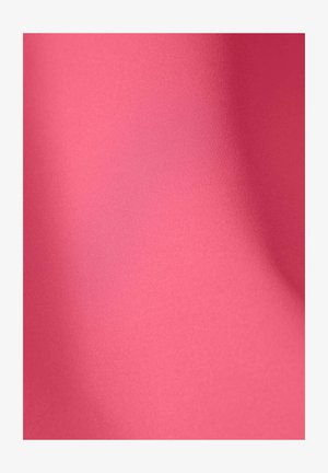 Glattes, leuchtend pinkes Stoff mit einer dezenten diagonalen Rippenstruktur und sanften Falten, die weiche Schatten erzeugen.