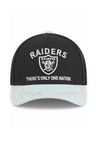 Schwarze Kapuze mit solider Struktur, ausgestattet mit dem weißen bestickten Logo und Text "RAIDERS". Helle blaue Schirm mit dezentem grauen Blattmuster.