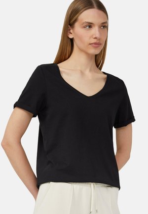 T-shirt noir à col en V fabriqué en coton doux. Manches courtes retroussées avec une coupe décontractée. Texture lisse, design minimaliste et sans graphiques visibles.