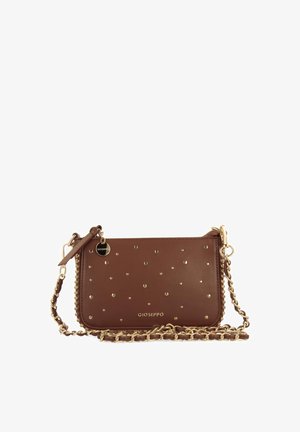 Braune Leder-Crossbody-Tasche mit goldenen Nietenakzenten, Kettenriemen, Reißverschluss und Logodetail am Boden. Glatte Textur, rechteckige Form.