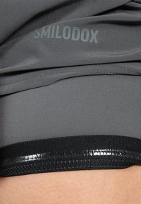 Smilodox ADVANCE PRO 2IN1 - Korte broeken - dunkelgrau