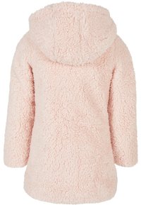 Rosa hettefaux fur-jakke, myk tekstur, løs passform, lange ermer og avrundet hem. Ingen synlig maskinvare eller mønstre.