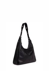 Čierna kožená kabelka cez rameno so širokým popruhom, ktorý obsahuje kovové oká a zapínanie na zips na bielom pozadí.