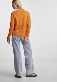 Pieces PCJULIANA O-NECK NOOS - Maglione - persimmon orange
