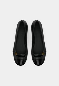 Μαύρα μπαλαρίνια με στρογγυλερή μύτη, λεπτομέρειες από δέρμα με πατίνα στο κάλυμμα της μύτης και διακοσμητικό λουράκι με χρυσές λεπτομέρειες.