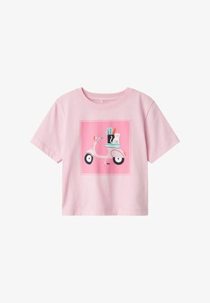Camiseta de algodón rosa con un gráfico de un scooter con una planta y un gato en un diseño cuadrado en la parte frontal. Mangas cortas y cuello redondo.