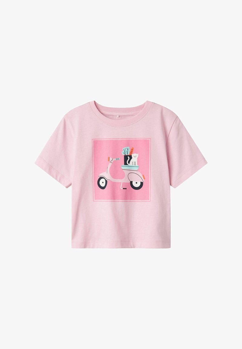 Rozā kokvilnas T-krekls ar grafiku, kas attēlo skūteri ar augu un kaķi kvadrātveida dizainā. Īsas piedurknes un apaļa kakla izgriezuma forma.