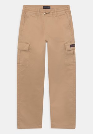 Beige Cargohosen mit elastischem Bund, Kordelzug, seitlichen Klapptaschen, Vordertaschen und einem kleinen schwarzen Markenetikett auf der rechten Taschenklappe.