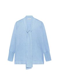 Jasnoniebieski kardigan wykonany z miękkiego materiału, z długimi rękawami, wiązaniem przy szyi i luźnym krojem. Gładka faktura bez widocznych wzorów.