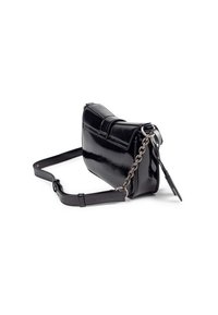 Borsa a spalla in pelle patinata nera con accentuazione a catena, forma rettangolare e tracolla regolabile. Presenta una chiusura a patta e una texture liscia.