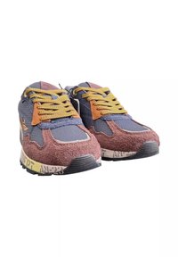 Un paio di sneaker casual multicolori con lacci gialli, tomaia in suede marrone e tessuto blu, e suole decorate, mostrate affiancate.