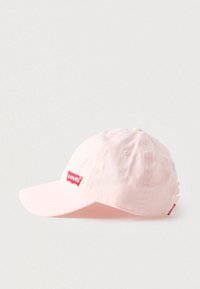 Ροζ βαμβακερό καπέλο του μπέιζμπολ με κυρτό γείσο, που διαθέτει μικρό κόκκινο λογότυπο Levi's στο μπροστινό μέρος και οπές αερισμού στο πλάι.