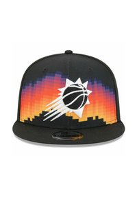 Schwarze Snapback-Mütze mit einem lebhaften Farbverlauf in Orange und Lila. Auf der Vorderseite befindet sich ein weißes Basketball- und Sonnenlogo.