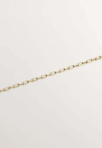 Cadena de tono dorado con eslabones rectangulares alargados. Textura de superficie suave, acabado pulido y enlace uniforme para un diseño minimalista.