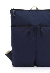 Borsa in tessuto blu navy con superficie texturizzata, dotata di due tasche anteriori con zip, una tracolla regolabile e una maniglia superiore per il trasporto.