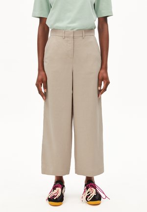 CAARUNUS LINO - Pantalon classique - sandstone