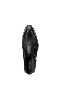 Zapato de cuero negro con un acabado pulido, que presenta un panel texturizado, acentos de doble hebilla y un diseño de punta redondeada.