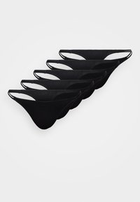 Πέντε μαύρα διαφανή εσώρουχα τύπου στρινγκ με διπλές πλαϊνές τιράντες, τοποθετημένα σε ελαφρώς ανισομερή στοίβα σε λευκό φόντο.