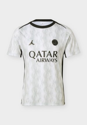 Bela nogometna majica Paris Saint-Germaina s črnim ovratnikom, črnimi stranskimi črtami, subtilnim vzorcem, logotipom Jordana, grbom kluba in napisom sponzorja Qatar Airways.
