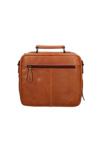 Bruine leren aktetas met een gladde textuur, voorzien van een bovenhandvat, een ritsvak aan de voorkant en strakke lijnen. Rechthoekige vorm.