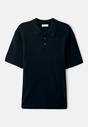 Marinblå kortärmad polo tröja med en texturerad, ribbad design, krage och treknappsknäppning.