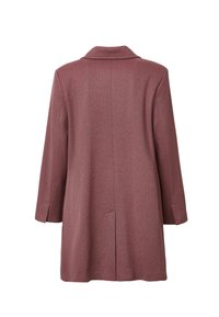 Cappotto lungo a zig-zag mauve con colletto e spacchetto sul retro, visto da dietro su sfondo bianco.