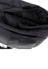 Zwarte nylon laptoptas met een gestructureerd oppervlak, uitgerust met een dubbele ritscompartiment en stevige stoffen handgrepen. De binnenzijde is gevoerd met een zacht materiaal.