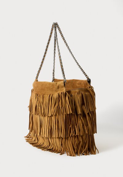 Borsa a frange in suede color sabbia. Presenta un design morbido con frange stratificate e doppi manici in catena metallica, aggiungendo texture e dettagli.
