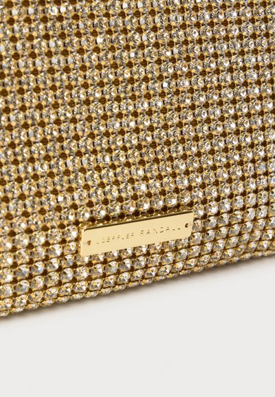 Χρυσό τσαντάκι χειρός καλυμμένο με μικρούς κρυστάλλους, με ορθογώνιο σχήμα και μεταλλική πλάκα με το λογότυπο "LOEFFLER RANDALL" χαραγμένο.