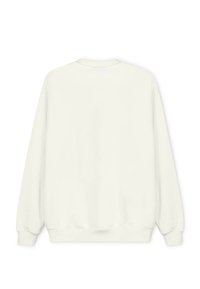Biely crewneck sveter s dlhými rukávmi, prúžkované manžety a lem, a mäkká tkanina. Jednoduchý dizajn bez ozdôb.
