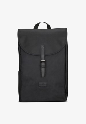 Czarny plecak z płótna z klapą zapinana na pasek z klamrą z skóry, kieszenią boczną i metką z logo na przedniej dolnej części.