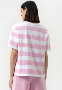 Korte mouwen katoenen T-shirt met afwisselend roze en witte horizontale strepen, ronde halslijn en een ontspannen pasvorm.