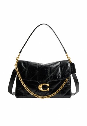Sac à épaule en cuir noir avec motif matelassé, chaîne dorée en détail et grande boucle dorée en forme de lettre C.