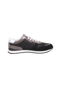Atletische sneaker met een bovenkant van zwarte mesh, grijze suède accenten, witte veters en een zwarte rubberen outsole met een onderscheidend profiel.