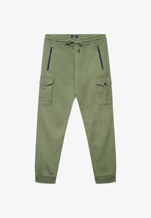 Oliwkowe bojówki z elastycznym pasem, sznurkiem ściągającym, dwoma przednimi kieszeniami na suwak oraz bocznymi kieszeniami cargo; gładka faktura tkaniny.