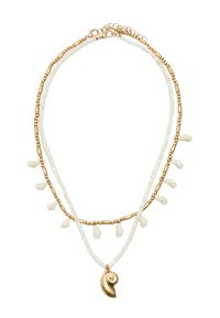 Naszyjnik warstwowy z białymi koralikami i złotymi akcentami, z małymi dekoracyjnymi białymi kroplami w kształcie łzy oraz spiralnym złotym wisiorkiem.