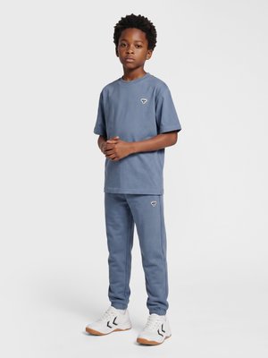 Hummel, LOOSE - T-shirts basic - flint stone