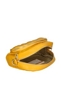 Borsa in pelle gialla con chiusura a cerniera, superficie liscia, forma rotonda e rivestimento interno; presenta un dettaglio hardware esterno a clip.