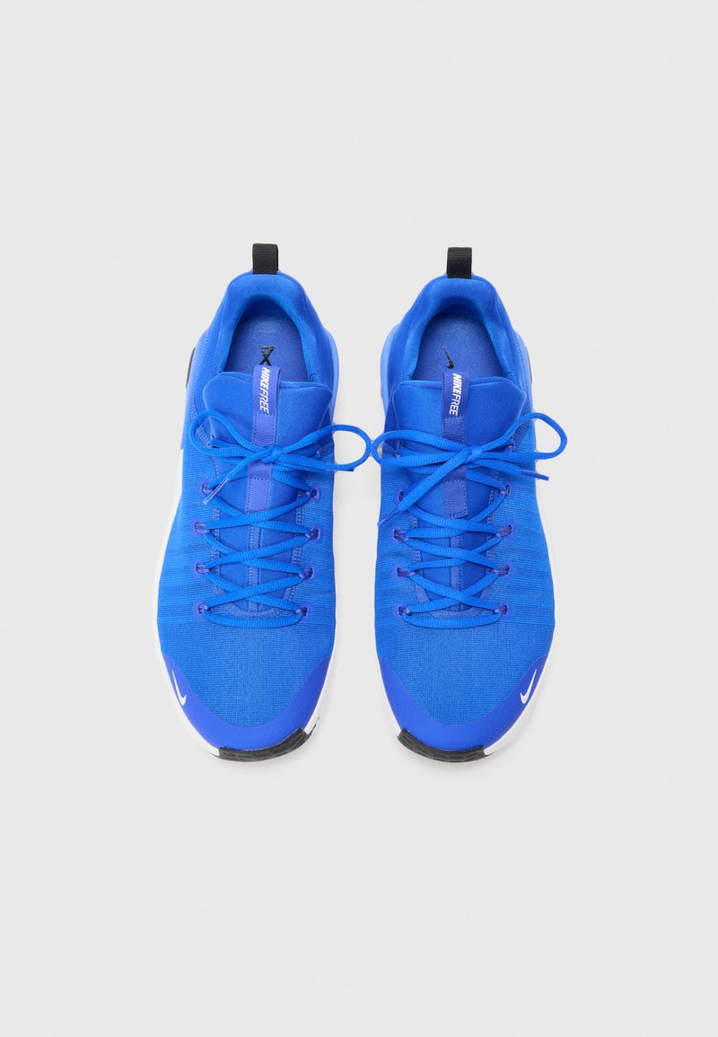 Scarpe sportive blu realizzate in materiale mesh traspirante. Presentano una tomaia texturizzata, lacci piatti e una suola bianca con un accento nero.