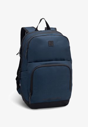Dunkelblauer Rucksack aus strapazierfähigem Material, mit zwei Reißverschlussfächern, gepolsterten Tragegurten und einem Logo-Patch auf der Vorderseite.